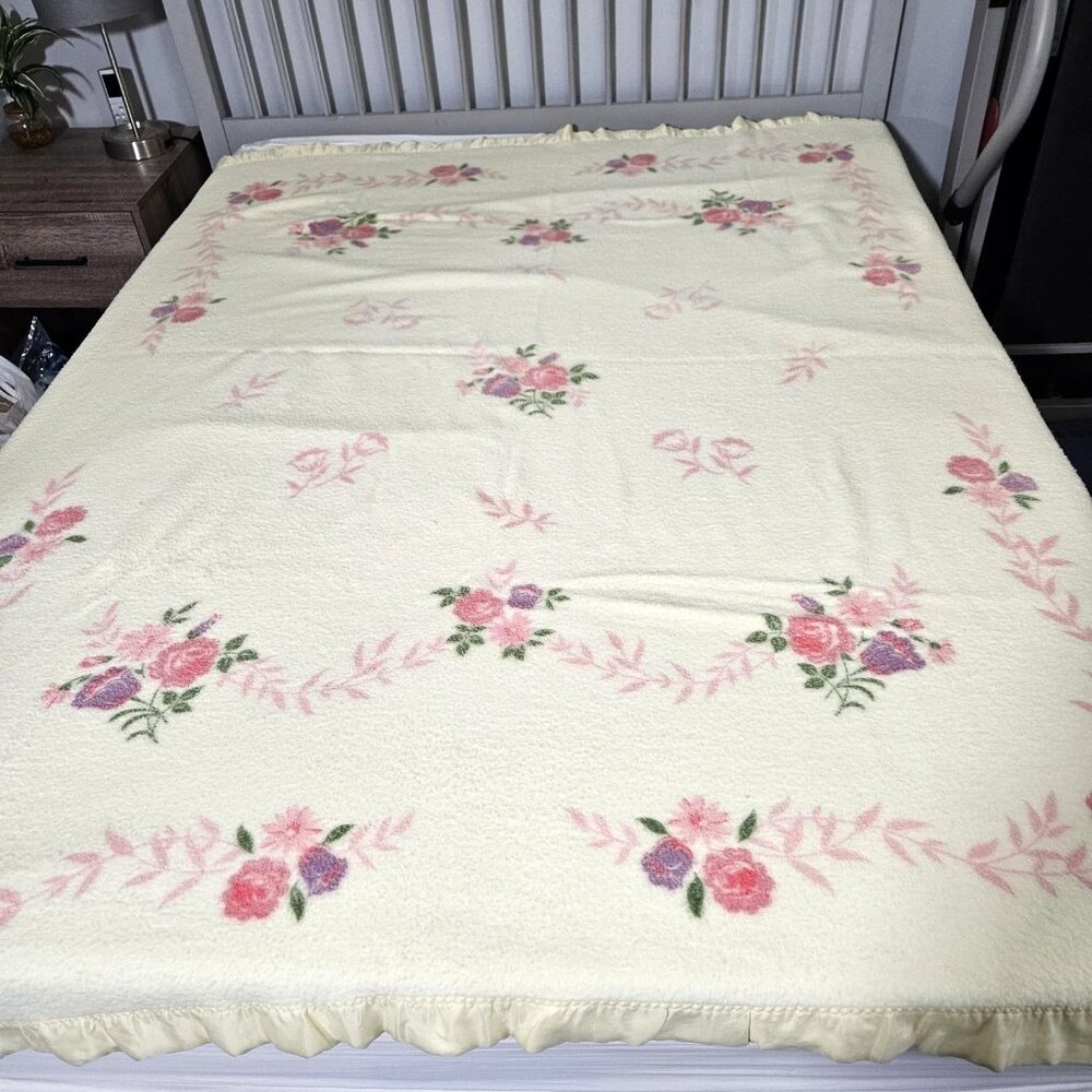 Floral Satin Trim Blanket Full/Queen 84x92 Pink Roses Pastel Cream Bedspread